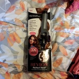 NWT Revlon Ceramic 1 1/4 in perfect heat styling iron.